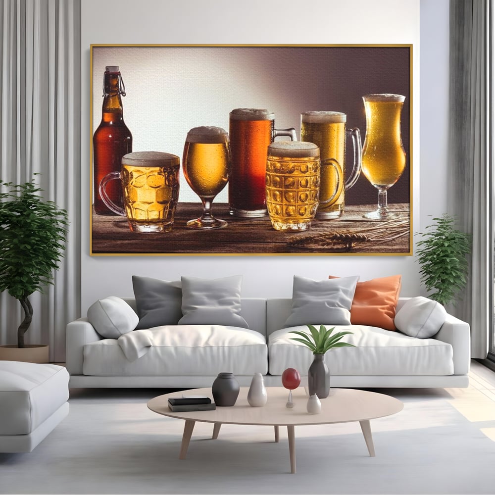 Tablou canvas cu colectie de halbe si pahare cu bere, in rama de aluminiu auriu, pe perete intr-un living